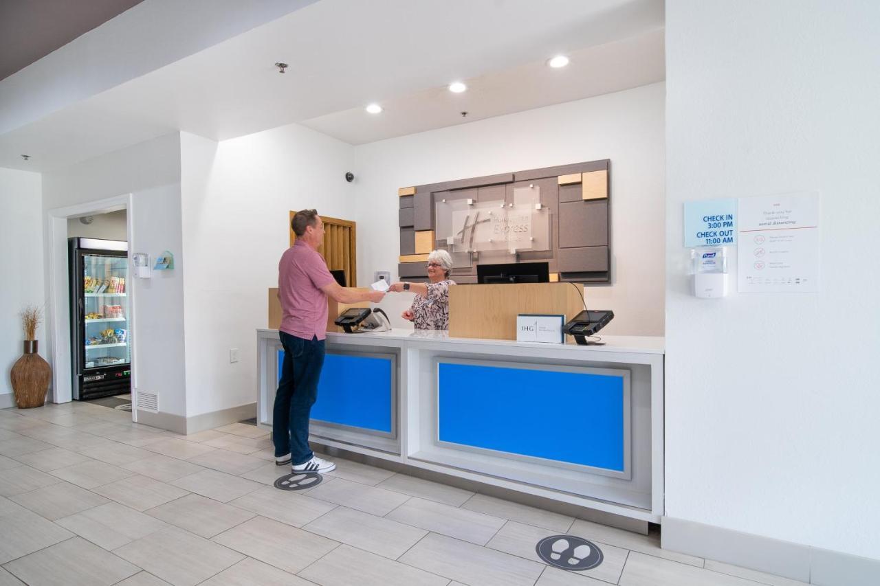 Holiday Inn Express Hotel & Suites Bedford By Ihg Exterior foto