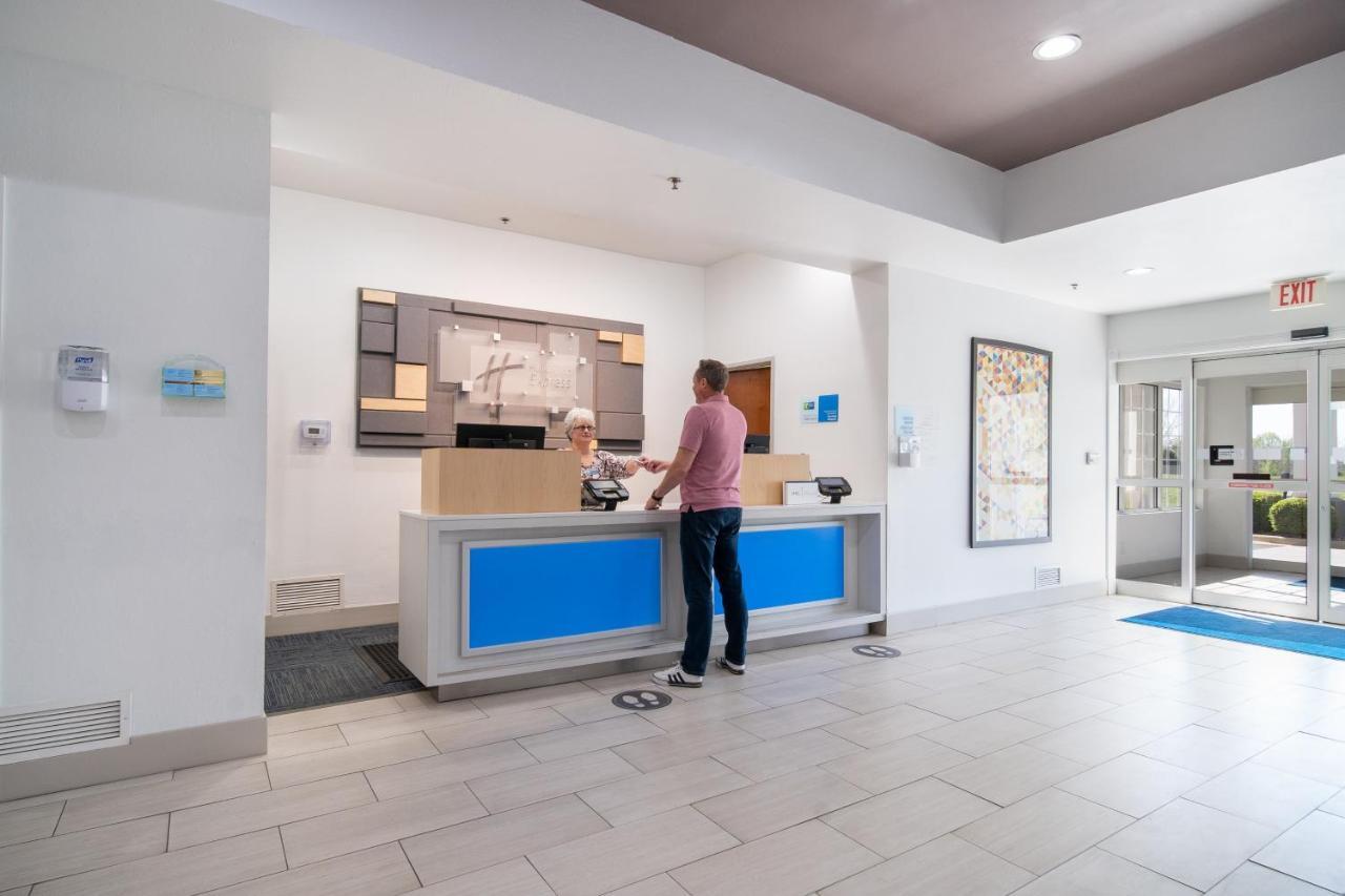 Holiday Inn Express Hotel & Suites Bedford By Ihg Exterior foto